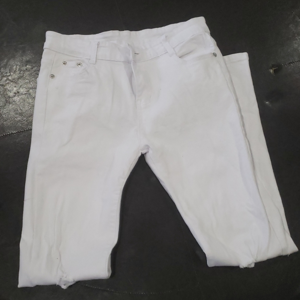 White ripped knee jeans